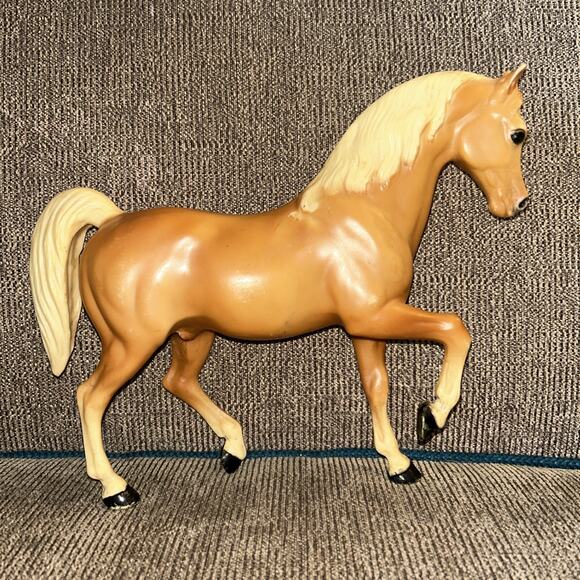 Breyer Traditional Vintage Family Arabian Stallion Palomino - Picture 1 of 15